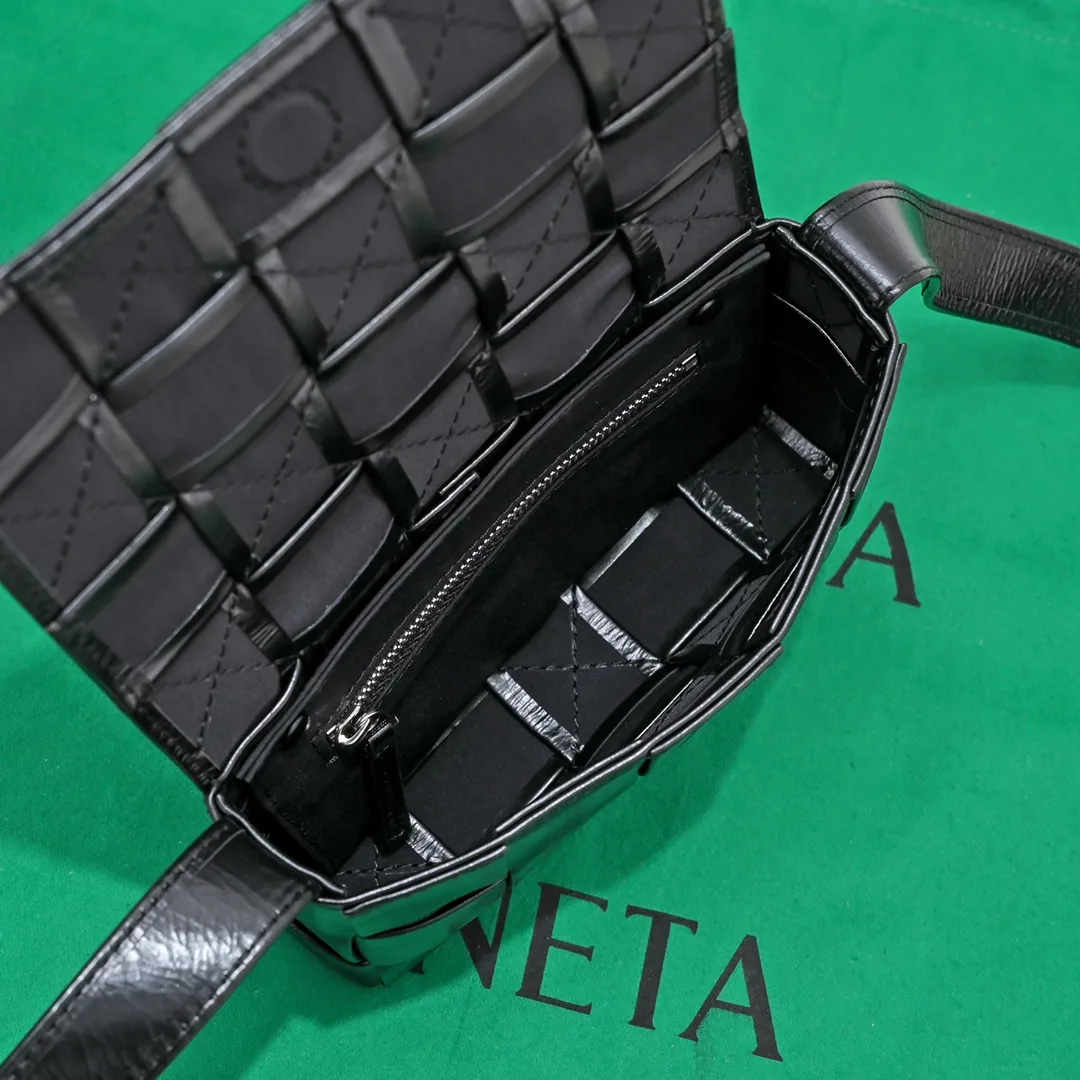1 minute ago #Bv 2022 autumn and winter new product Cassette medium pillow bag. Classic weaving craftsmanship and oil wax leather design pillow bag. It has developed into a family series and has become the trump card of the new Bottega bag🔥 A must-have artifact for fashionistas to match frequently selected fashion items with contemporary exquisite workman concave shapes💚Cute and cute. The medium size is launched in the latest color. It is beautiful and dreamy and super exciting💓 Size: 17.5*10.5*3cm, model: 7587#